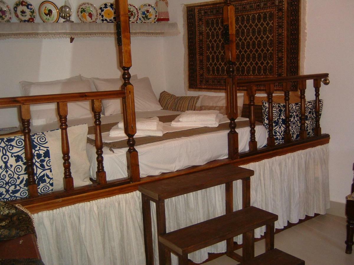 Yiayia'S Home Chalki Town Bagian luar foto